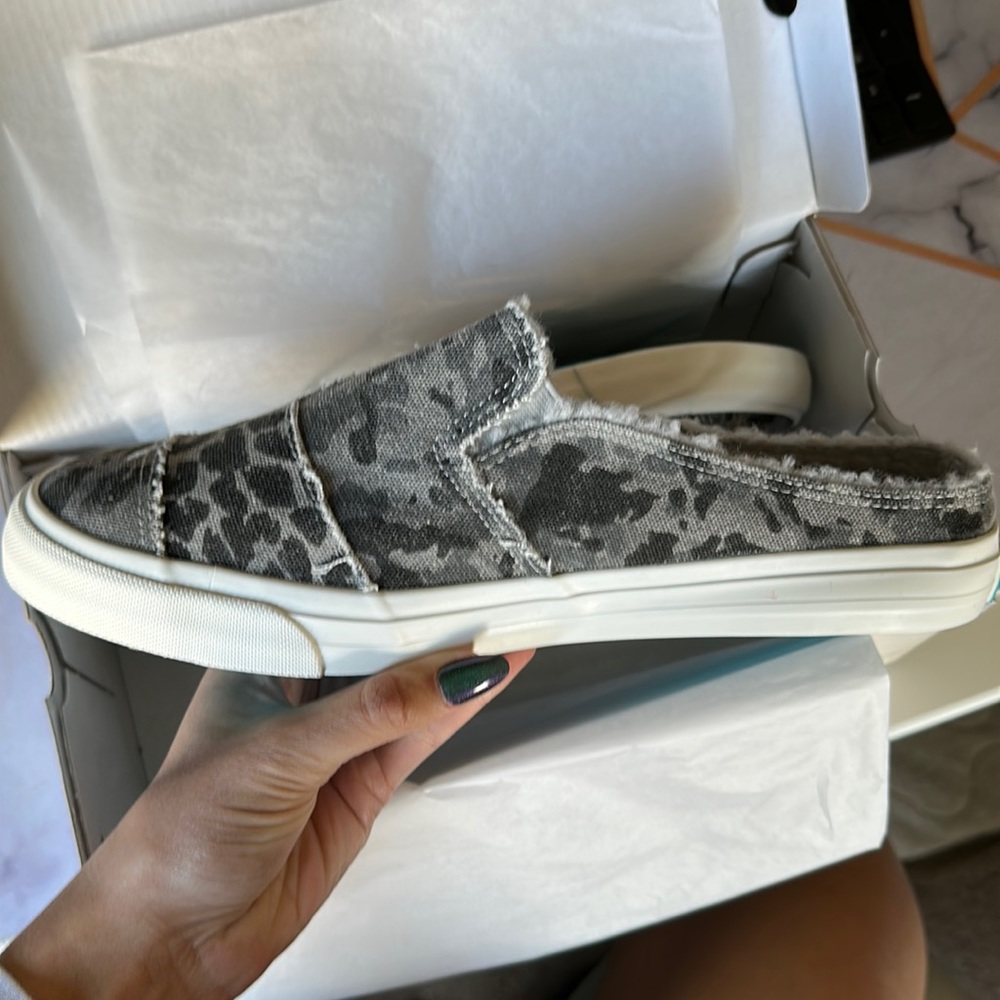 Blowfish Sz11 Cheetah Print Shoes